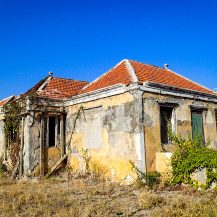 <p>A gracefully dilapidated house still shows its charms.</p>