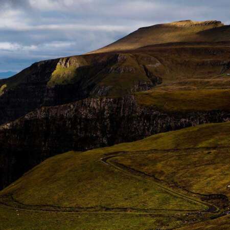 <p>A view over the hills and cliffs near Í Botni at sunrise.</p>