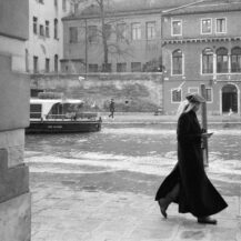 <p>Waves gently lap over the Fondamenta Cannaregio as people stroll by.<br /></p>