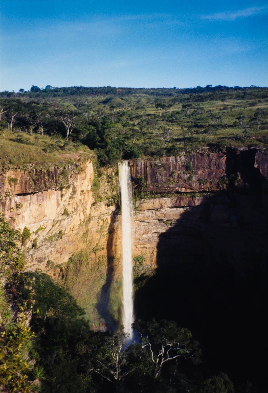 <p>The spectacular Véu da Noiva (Bridal Veil) waterfall in the Chapada dos Guimarães National Park. The falls drop a dramatic 86 metres into a perfect pool...</p>