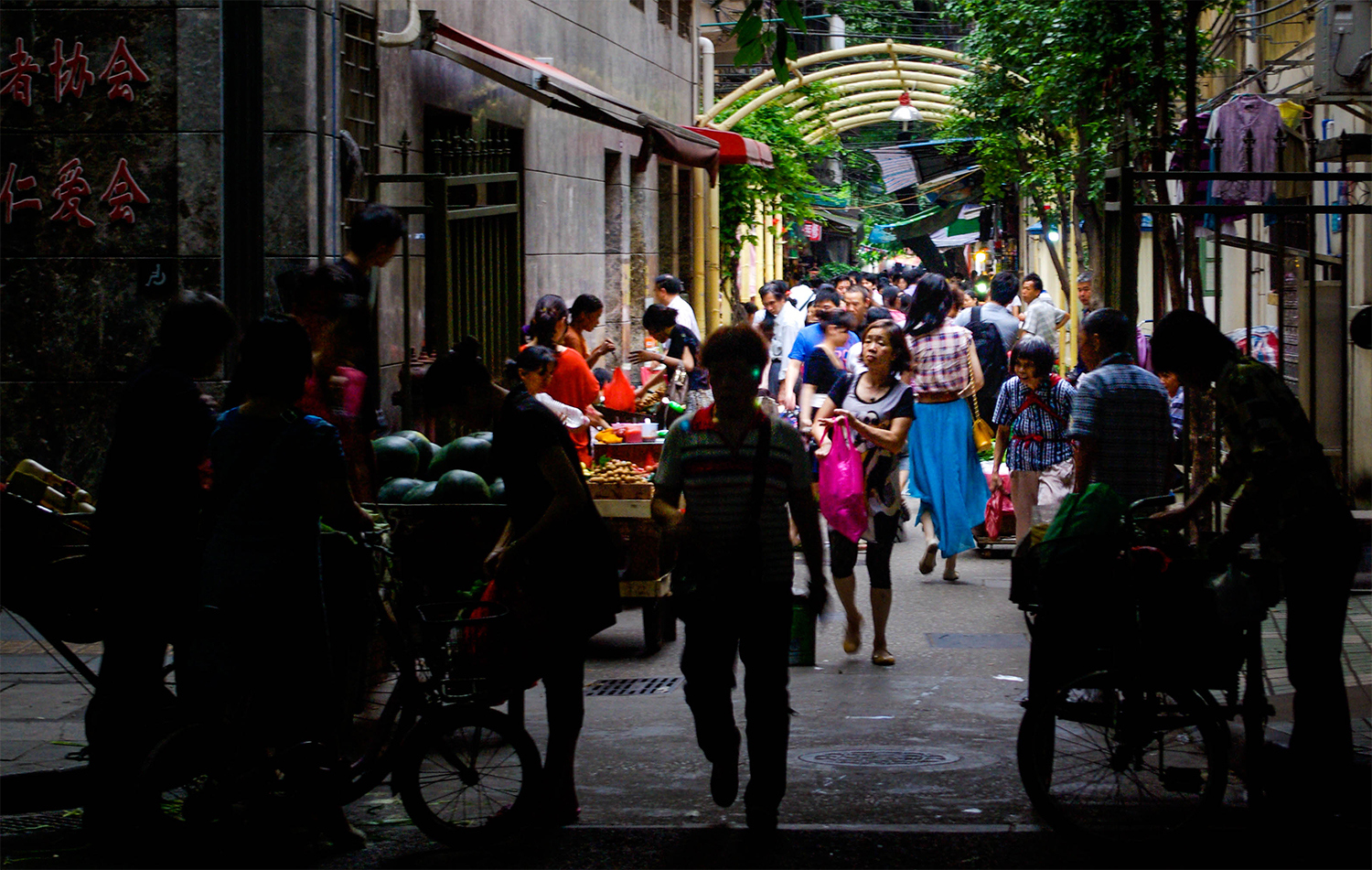 <p>A bustling market in a Guangzhou alley.</p>