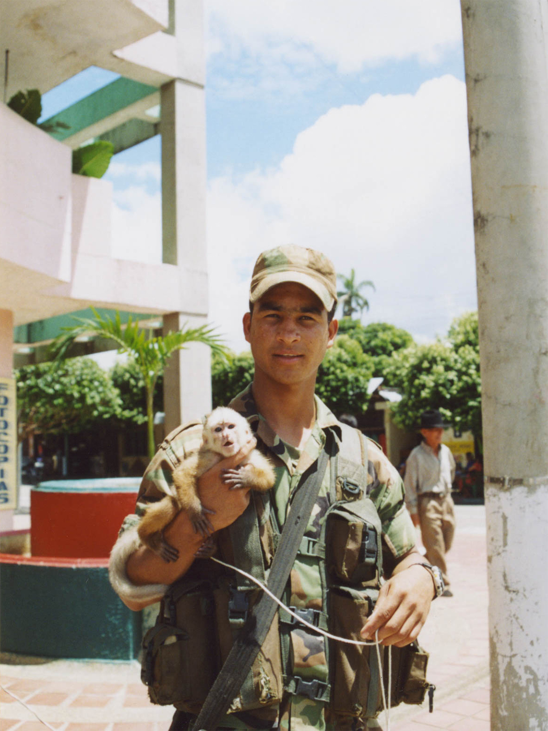 <p>A Colombian soldier with his pet spider monkey.</p>