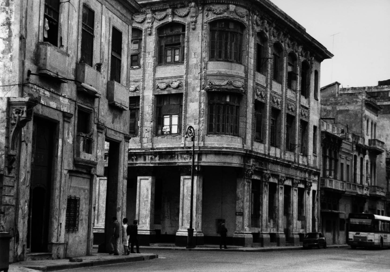 <p>Colonnaded buildings in central Havana.</p>