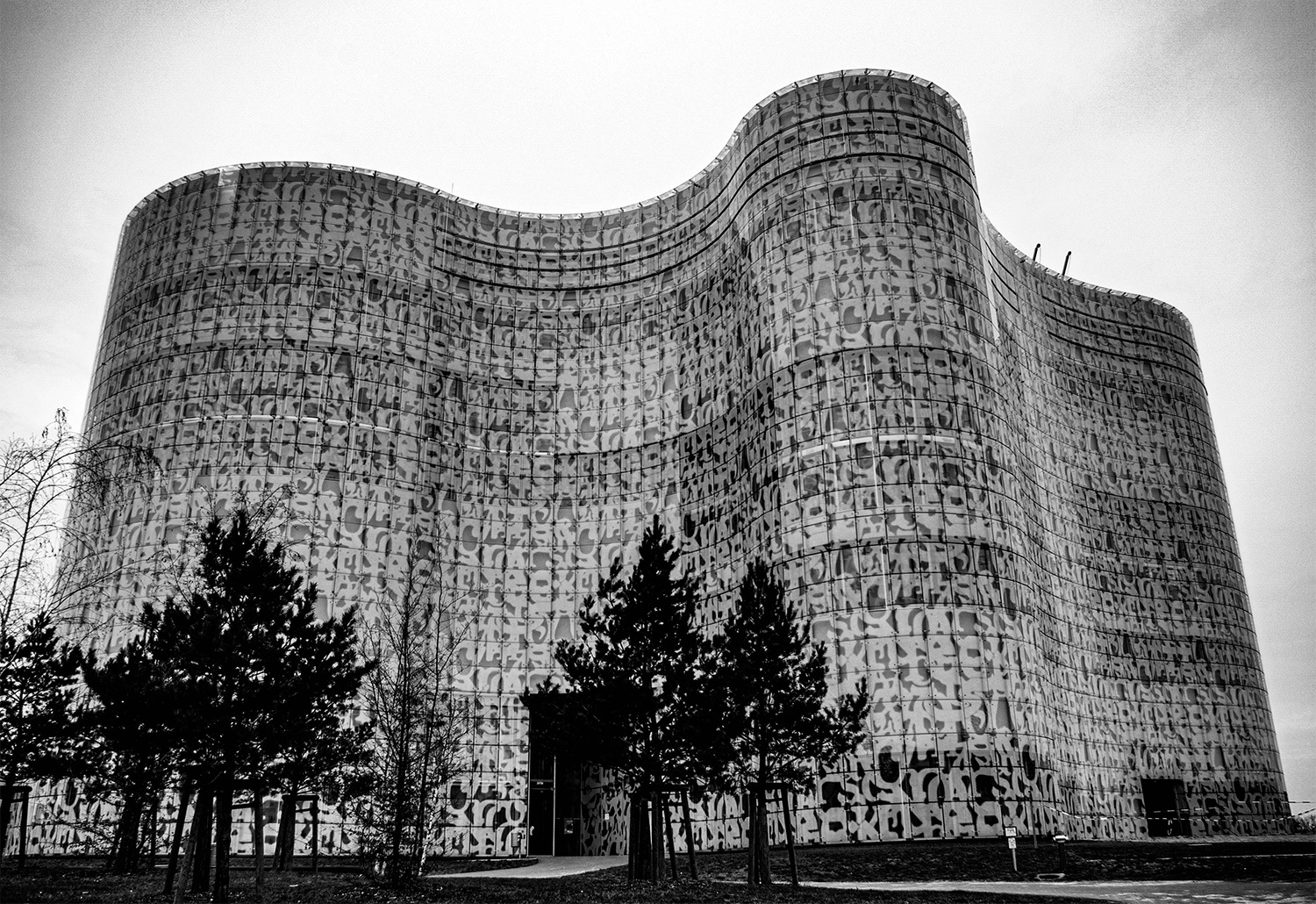 <p>The undulating facade of Brandenburg Technical University's hi-tech IKMZ media library, designed by Herzog & de Meuron.</p>