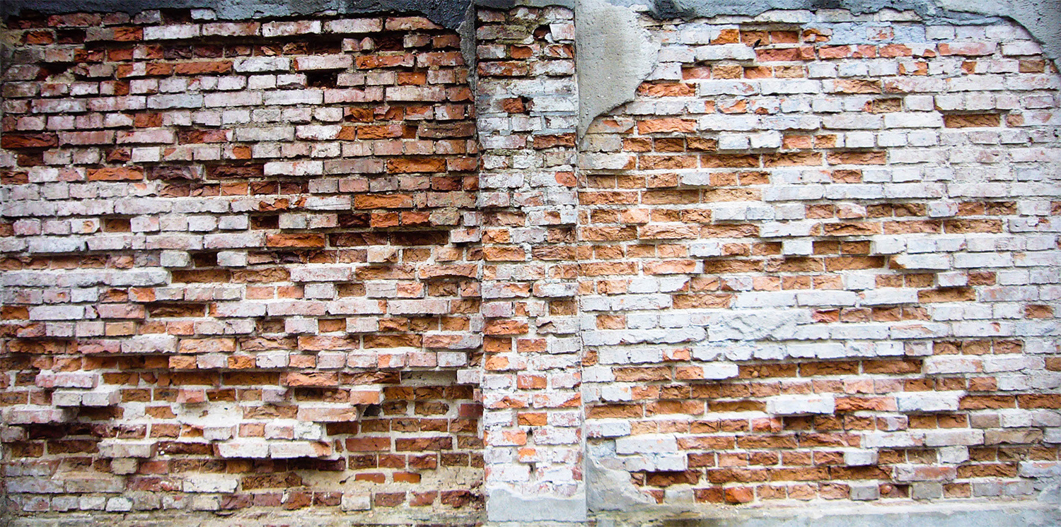 <p>Weather-worn bricks decay on a building in Cottbus. <br /></p>
