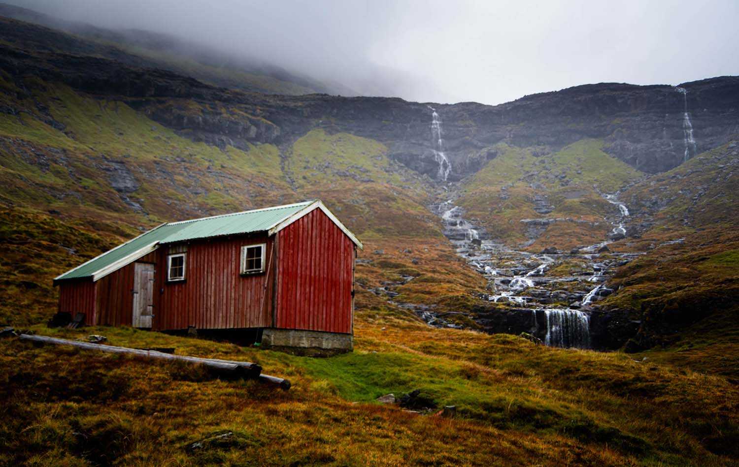 <p>An idyllic cabin in the hills above Árnafjørður. </p>