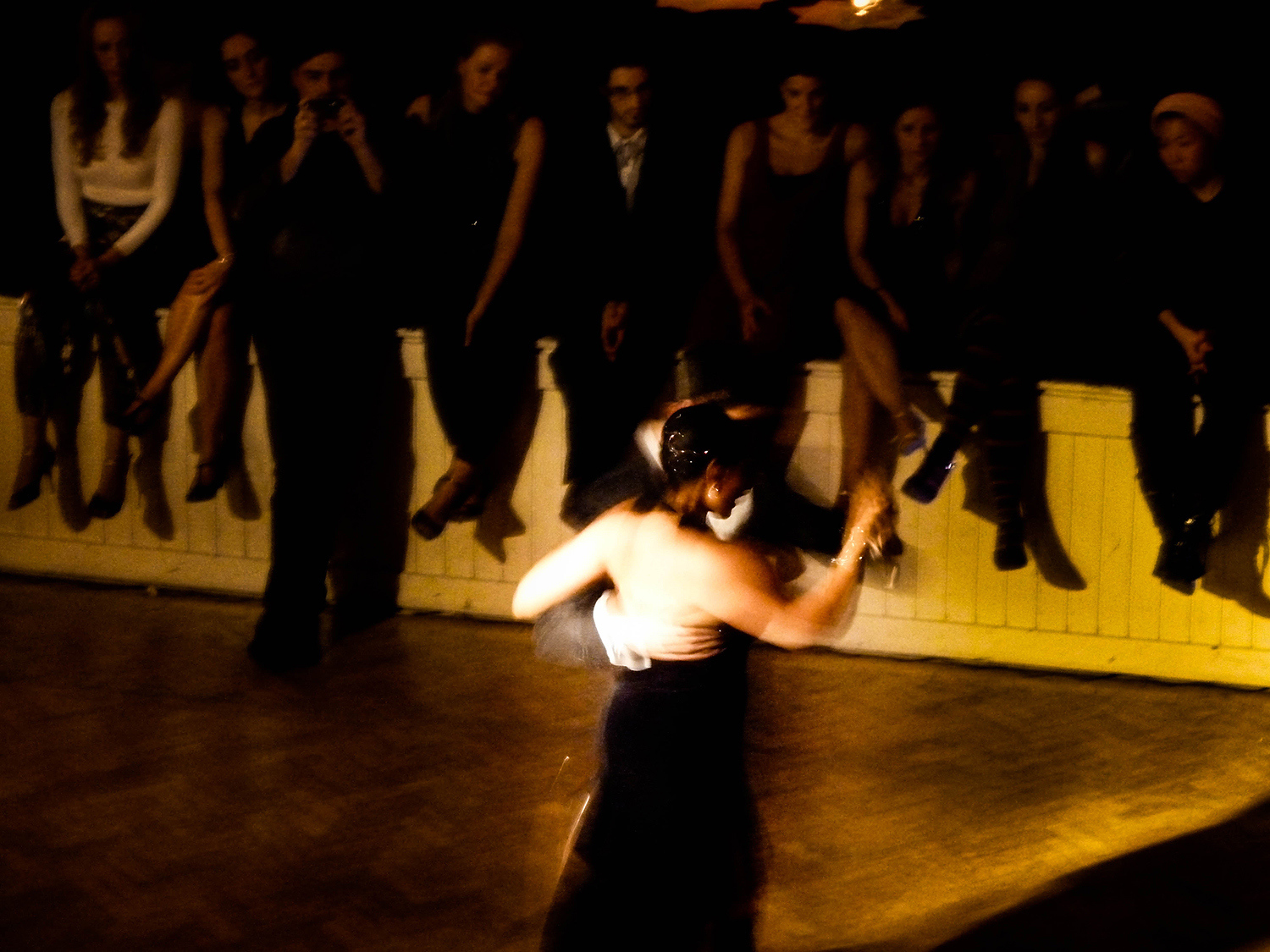 <p>Tango dancers captivate an audience.<br /></p>