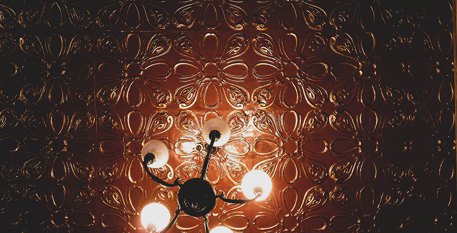 <p>There was something pleasing about this pub ceiling in London.<br /></p>