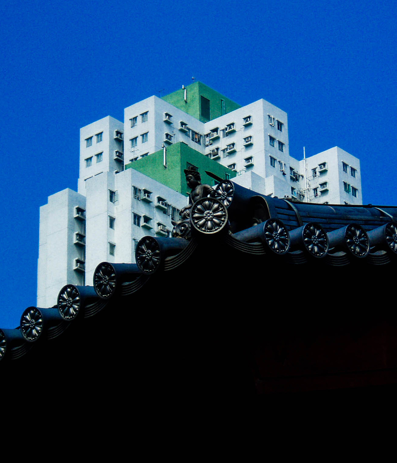 <p>Contrasting styles at the Chi Lin Nunnery, a Buddhist temple complex in Kowloon. <br /></p>