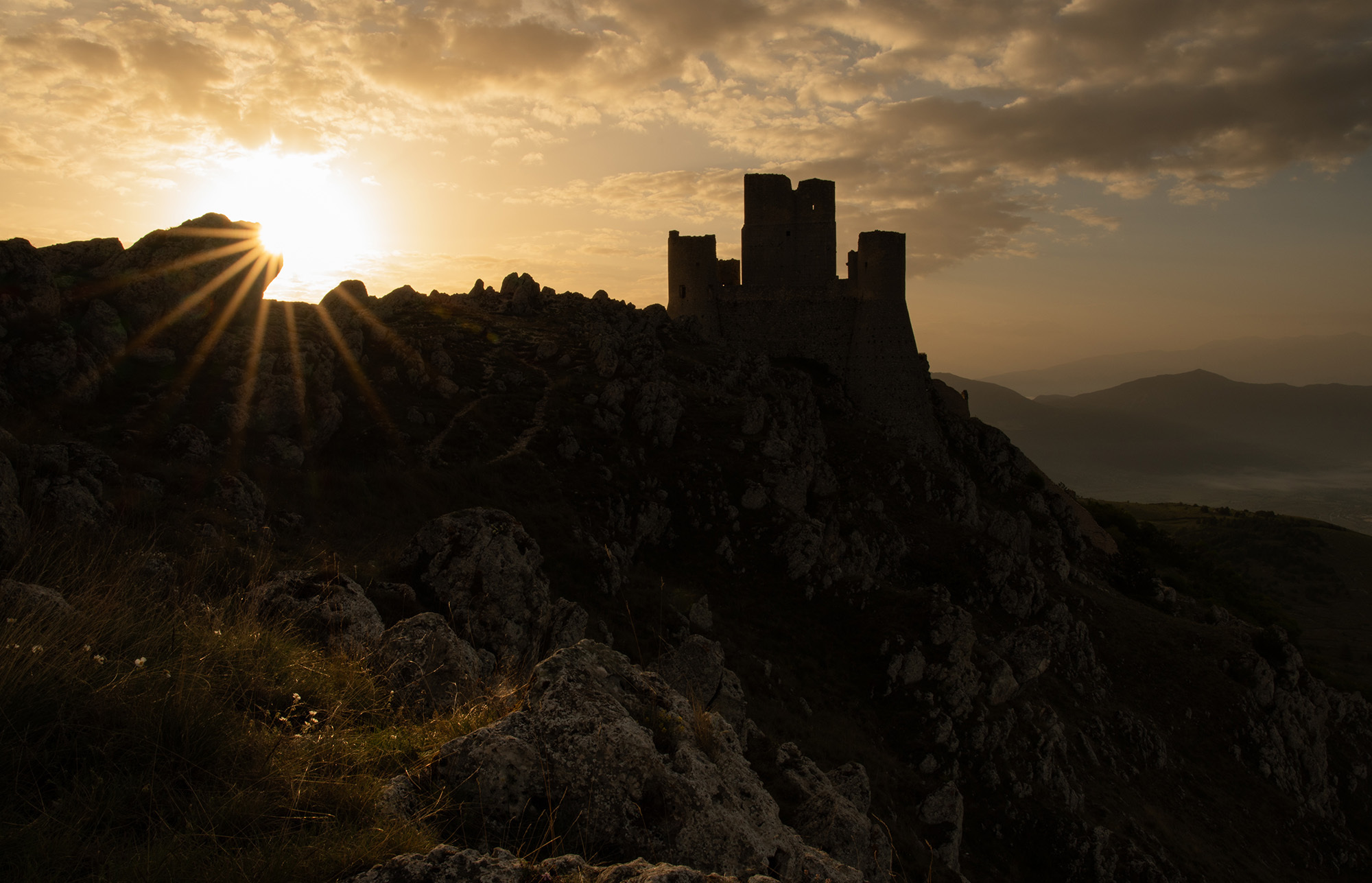 <p>Morning breaks over the ruins of the mountaintop fortress at Calascio.</p>