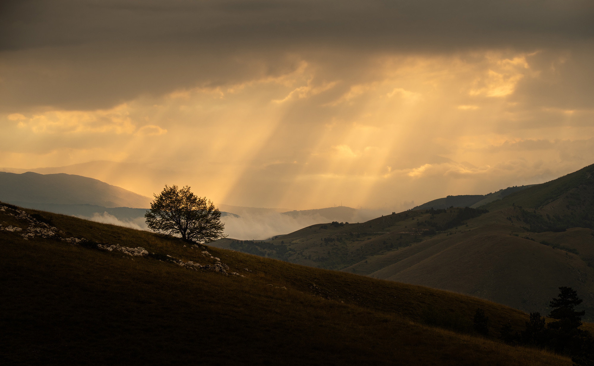 <p>Sunbeams and a cloud inversion in Abruxzo</p>