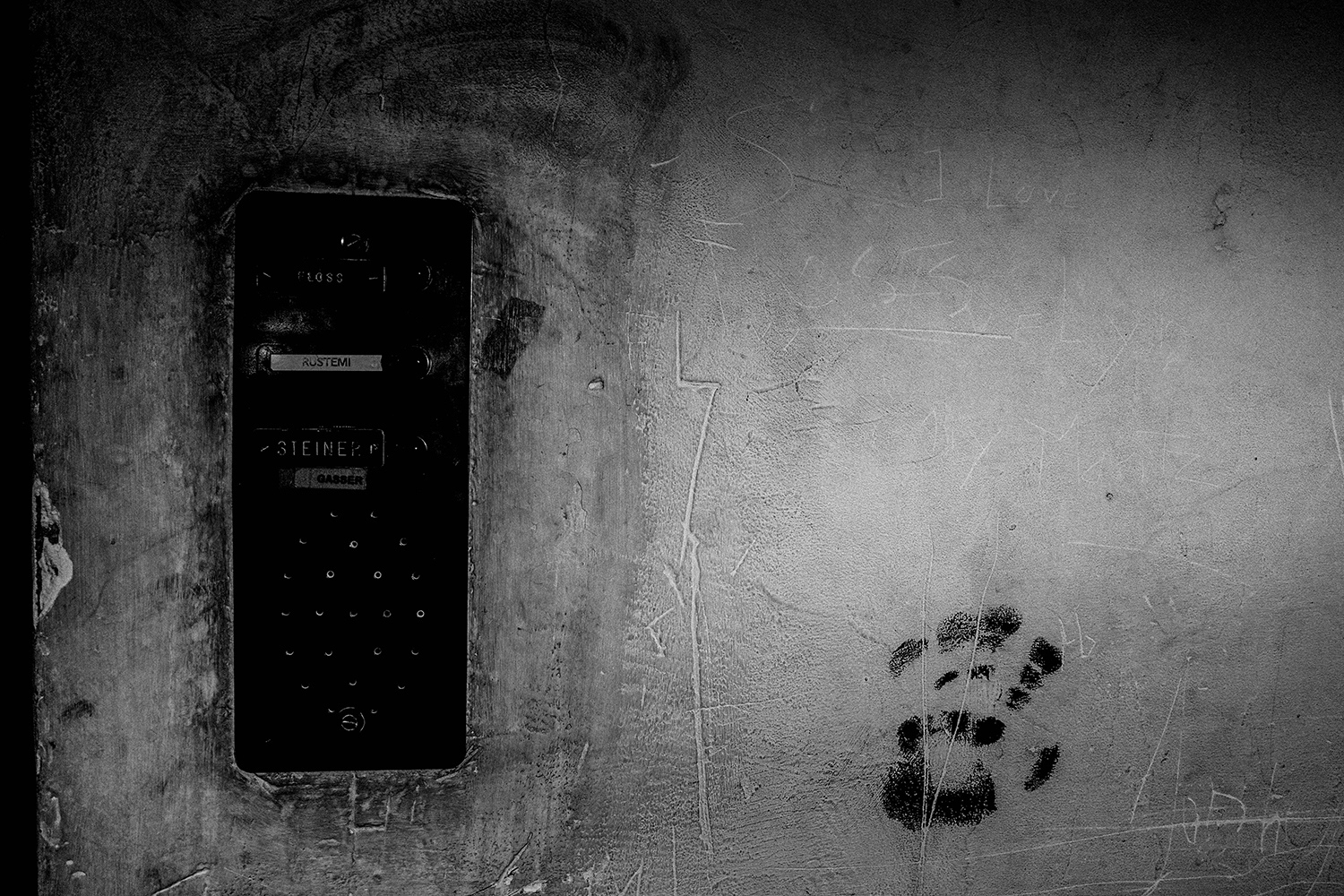 <p>Teenage prank? Threat? A black handprint on a wall raises unfortunate allusions to the old <em>mano nera</em> extortion tactics.</p>