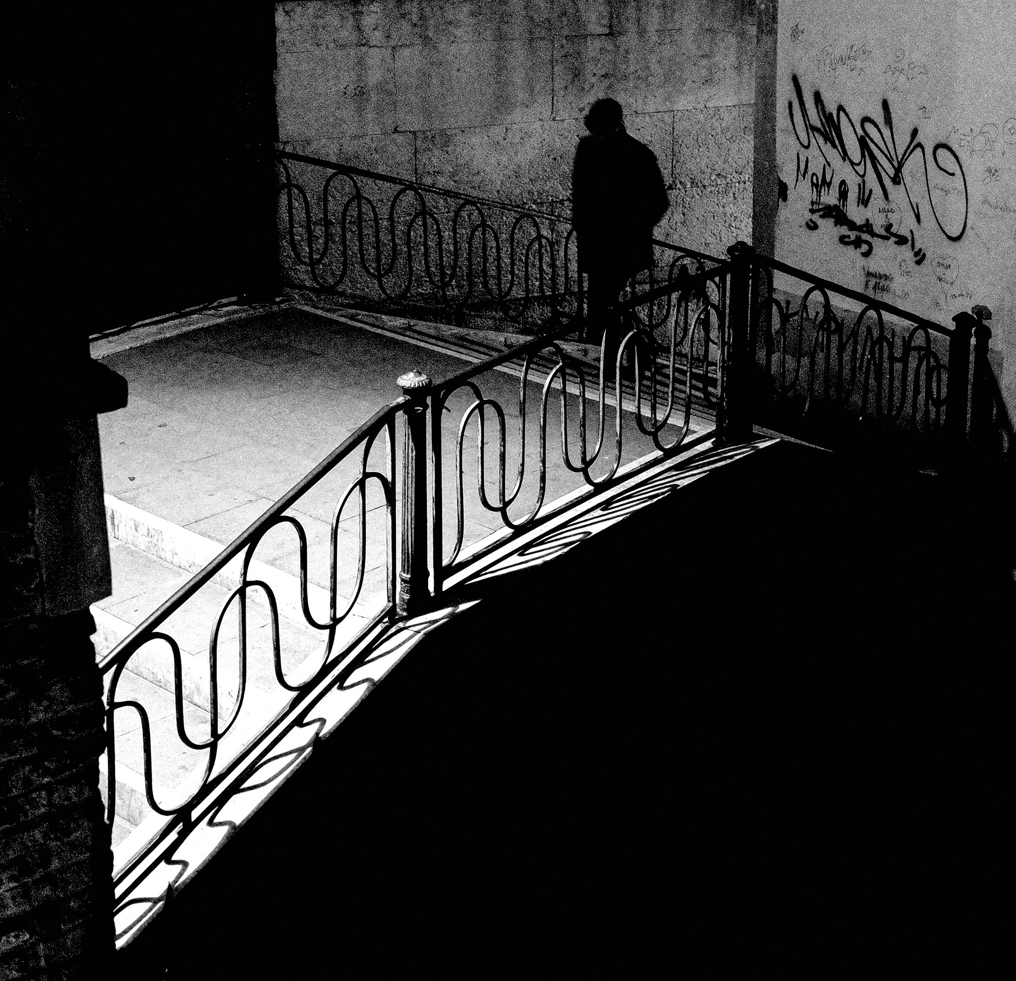 <p>A figure crosses the Ponte de la Balote by night.<br /></p>