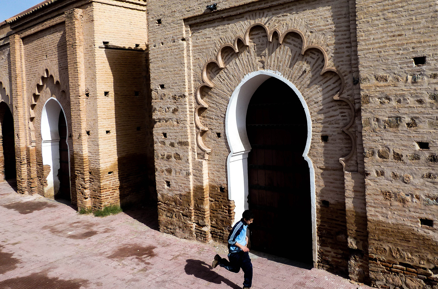 <p>A boy running somewhere in Marrakech.</p>