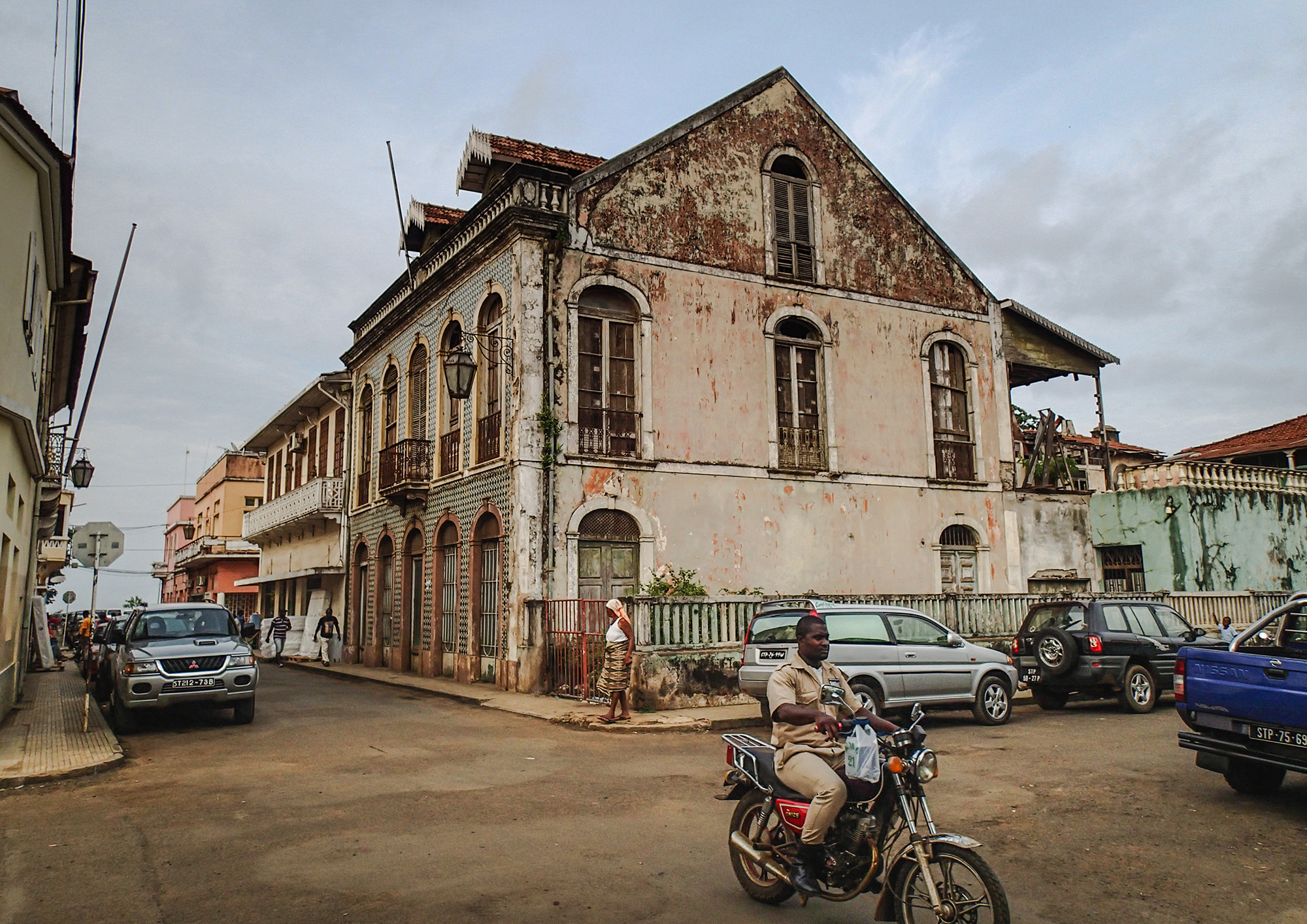 <p>A street scene in São Tomé's compact city centre.</p>